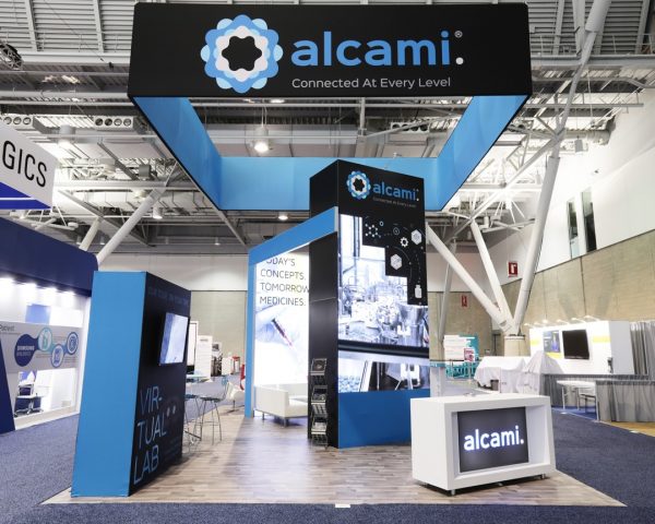 20 by 20 custom modular rental exhibit for Alcami at Bio International 2018 with VR station, built by Apogee Exhibits and Environments.